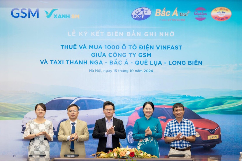Tổng Giám đốc GSM toàn cầu (ở giữa) cùng đại diện bốn hãng taxi Thanh Nga, Quê Lụa, Long Biên và Bắc Á (từ trái qua phải) tại lễ ký kết biên bản ghi nhớ thuê và mua 1.000 ô tô điện VinFast từ Xanh SM Tổng Giám đốc GSM toàn cầu (ở giữa) cùng đại diện bốn hãng taxi Thanh Nga, Quê Lụa, Long Biên và Bắc Á (từ trái qua phải) tại lễ ký kết biên bản ghi nhớ thuê và mua 1.000 ô tô điện VinFast từ Xanh SM