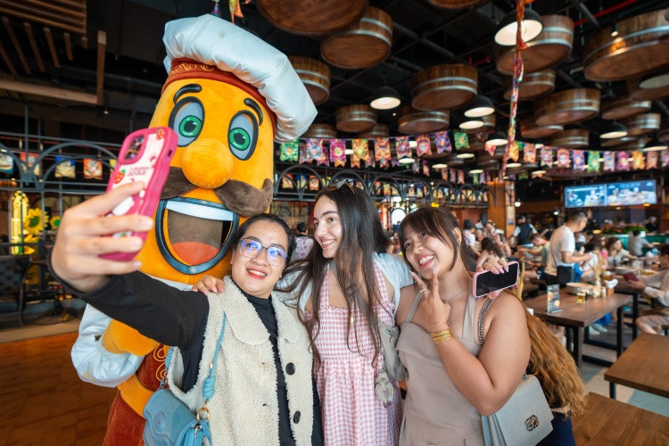 Du khách hào hứng check-in tại xưởng bia thủ công Bà Nà Du khách hào hứng check-in tại xưởng bia thủ công Bà Nà