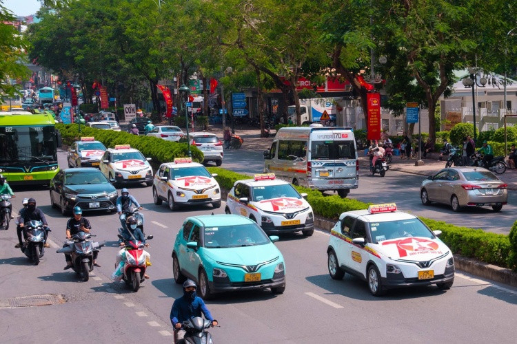 Từ nay, khách hàng của bốn hãng taxi Thanh Nga, Bắc Á, Quê Lụa và Long Biên có thể đặt xe điện ngay trên ứng dụng Xanh SM Từ nay, khách hàng của bốn hãng taxi Thanh Nga, Bắc Á, Quê Lụa và Long Biên có thể đặt xe điện ngay trên ứng dụng Xanh SM