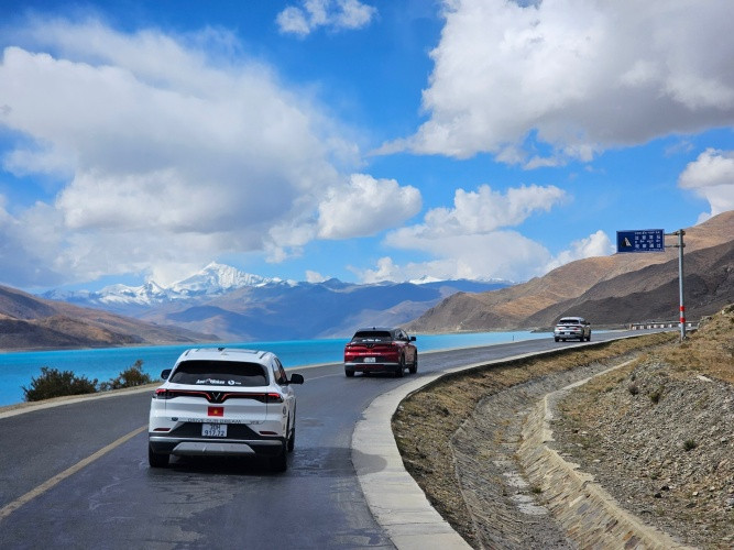 Những chiếc xe điện Việt Nam lần đầu đặt chân tới Dương Hồ (Yamdrok) – Thánh hồ Tây Tạng. Những chiếc xe điện Việt Nam lần đầu đặt chân tới Dương Hồ (Yamdrok) – Thánh hồ Tây Tạng.