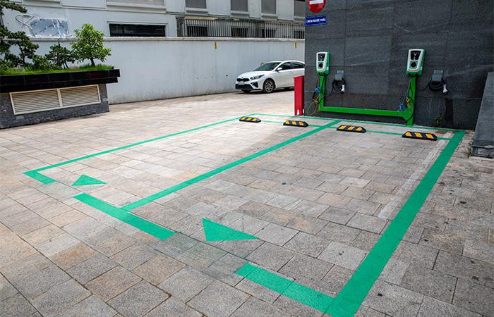 Trụ sạc VinFast được gắn trên tường để tiết kiệm diện tích tại một bãi đỗ xe ở sân tòa nhà. Trụ sạc VinFast được gắn trên tường để tiết kiệm diện tích tại một bãi đỗ xe ở sân tòa nhà.