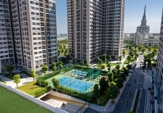 Dưới chân mỗi tòa căn hộ đều là các tổ hợp sân thể thao: tennis, bóng rổ, bóng chuyền hơi, cầu lông…giữa không xanh cây xanh mát mẻ, được chăm sóc gọn gàng, sạch sẽ