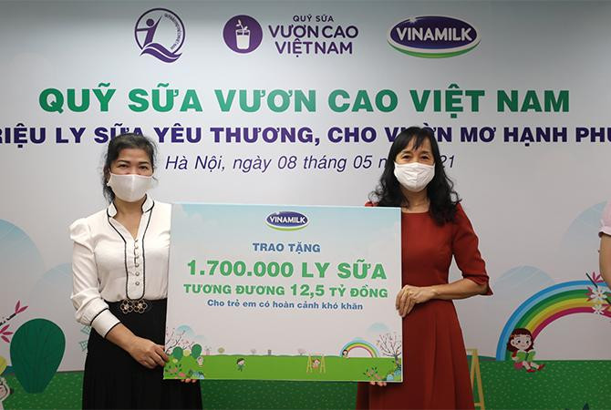 Trong năm 2020 và 2021, Vinamilk đã trao tặng tổng cộng 3,4 triệu ly sữa, tương đương 25 tỷ đồng thông qua Quỹ sữa Vươn cao Việt Nam Trong năm 2020 và 2021, Vinamilk đã trao tặng tổng cộng 3,4 triệu ly sữa, tương đương 25 tỷ đồng thông qua Quỹ sữa Vươn cao Việt Nam