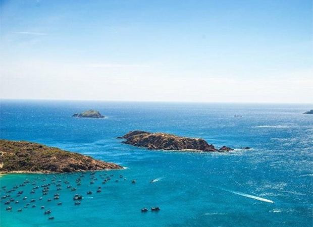 Hòn Sẹo hoang sơ nằm giữa biển xanh (Ảnh sưu tầm)