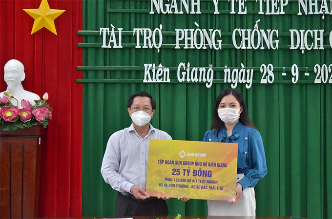 Đại diện Tập đoàn Sun Group (áo xanh) trao bảng tượng trưng hỗ trợ Sở Y tế Kiên Giang