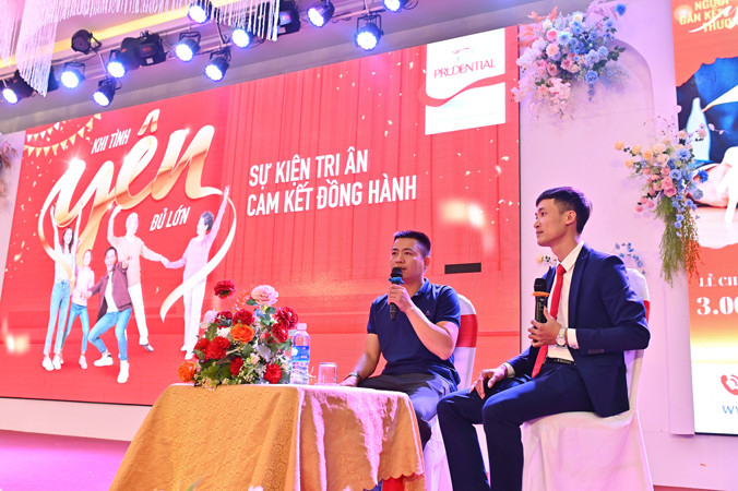 Đại diện gia đình khách hàng chia sẻ tại lễ chi trả