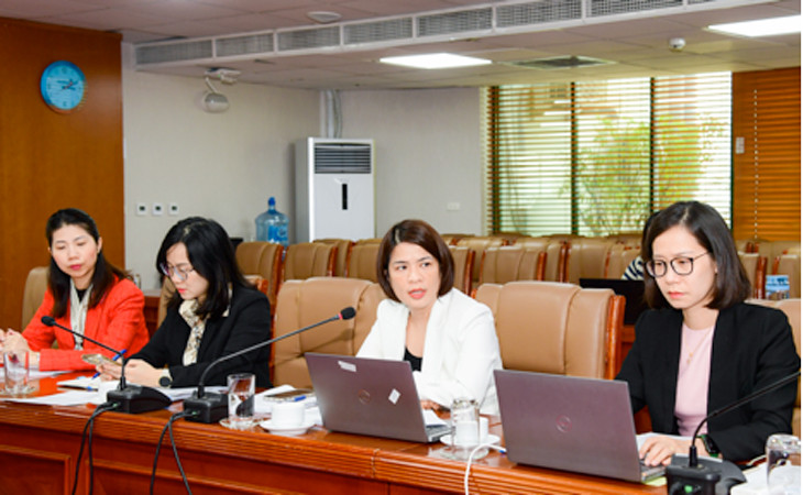 Bà Phạm Thị Thanh Hoài - Thành viên HĐQT (áo trắng, ở giữa) cập nhật kết quả kinh doanh tích cực của VietinBank tại hội nghị