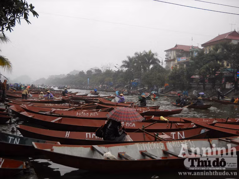 Chen chúc đến chùa Hương ngày khai hội ảnh 3