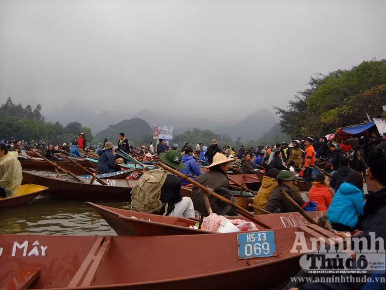 Chen chúc đến chùa Hương ngày khai hội ảnh 10
