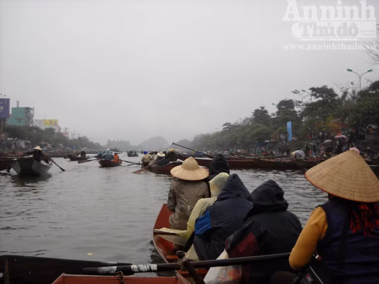 Chen chúc đến chùa Hương ngày khai hội ảnh 4
