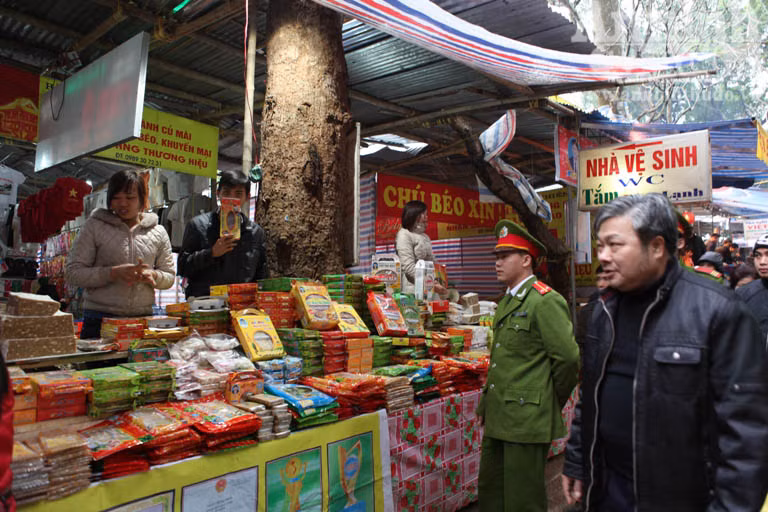 Chen chúc đến chùa Hương ngày khai hội ảnh 15