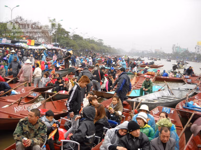 Chen chúc đến chùa Hương ngày khai hội ảnh 7