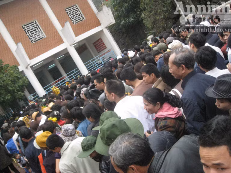 Chen chúc đến chùa Hương ngày khai hội ảnh 14