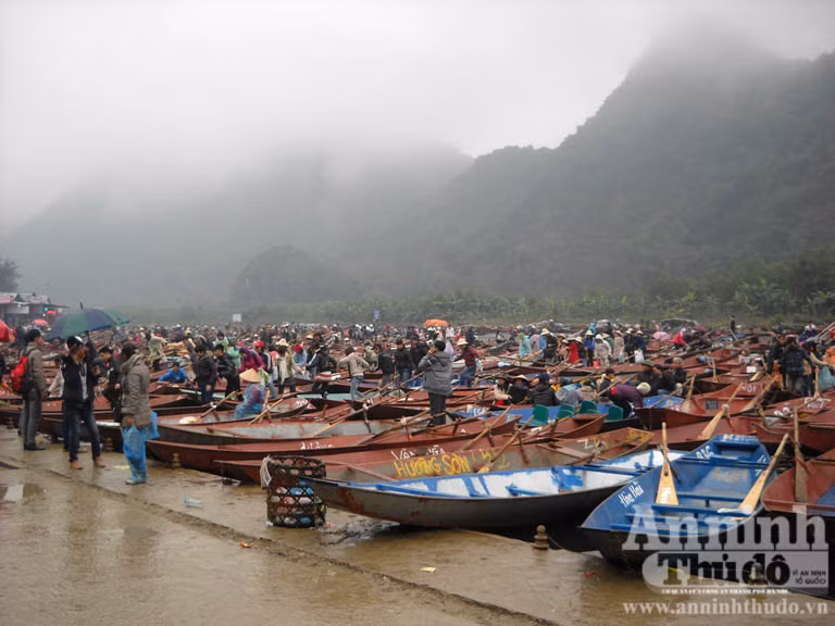 Chen chúc đến chùa Hương ngày khai hội ảnh 11