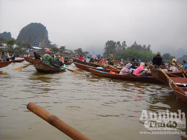 Chen chúc đến chùa Hương ngày khai hội ảnh 9