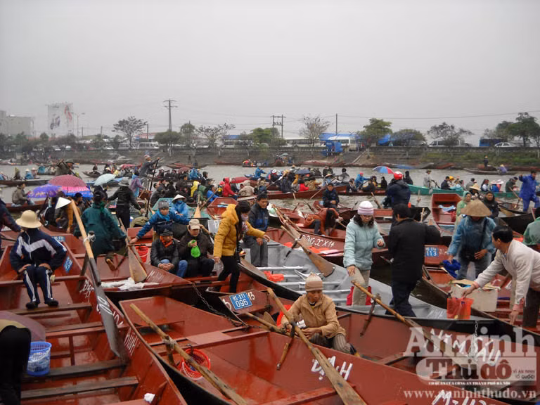 Chen chúc đến chùa Hương ngày khai hội ảnh 6