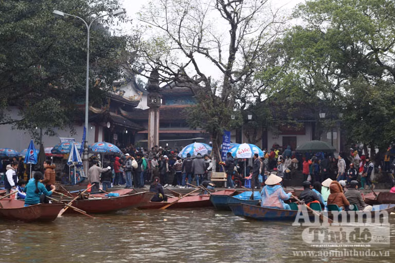 Chen chúc đến chùa Hương ngày khai hội ảnh 8