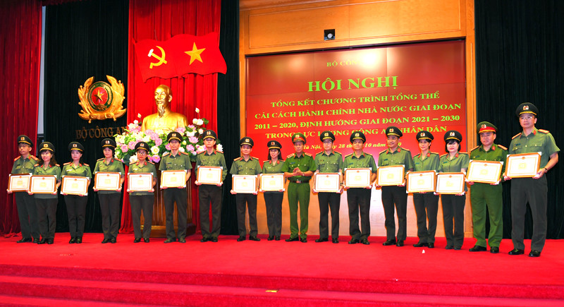 Thượng tướng Lê Quý Vương tặng Bằng khen cho các tập thể, cá nhân có thành tích xuất sắc trong thực hiện chương trình tổng thể CCHC Nhà nước trong CAND giai đoạn 2011-2020 Thượng tướng Lê Quý Vương tặng Bằng khen cho các tập thể, cá nhân có thành tích xuất sắc trong thực hiện chương trình tổng thể CCHC Nhà nước trong CAND giai đoạn 2011-2020