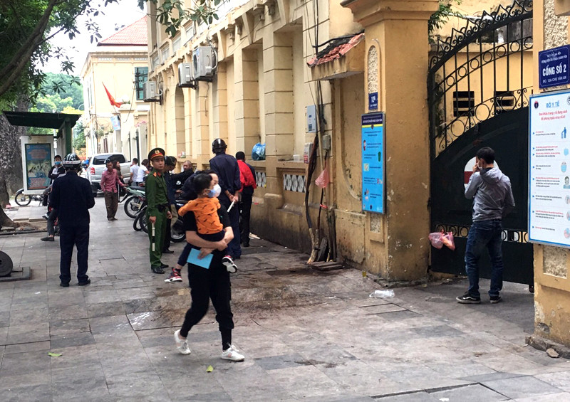 Khu vực cổng bệnh viên Xanh Pôn thông thoáng, đảm bảo cho bệnh nhân đến thăm khám, chữa bệnh