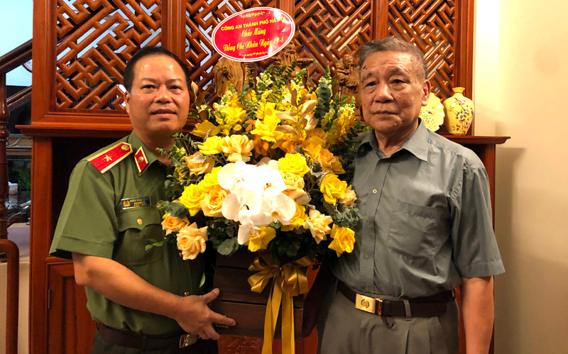 Thiếu tướng Đoàn Ngọc Hùng thăm, tặng hoa chúc mừng đồng chí Hoàng Trọng Tuế - nguyên Phó Giám đốc CATP Hà Nội Thiếu tướng Đoàn Ngọc Hùng thăm, tặng hoa chúc mừng đồng chí Hoàng Trọng Tuế - nguyên Phó Giám đốc CATP Hà Nội