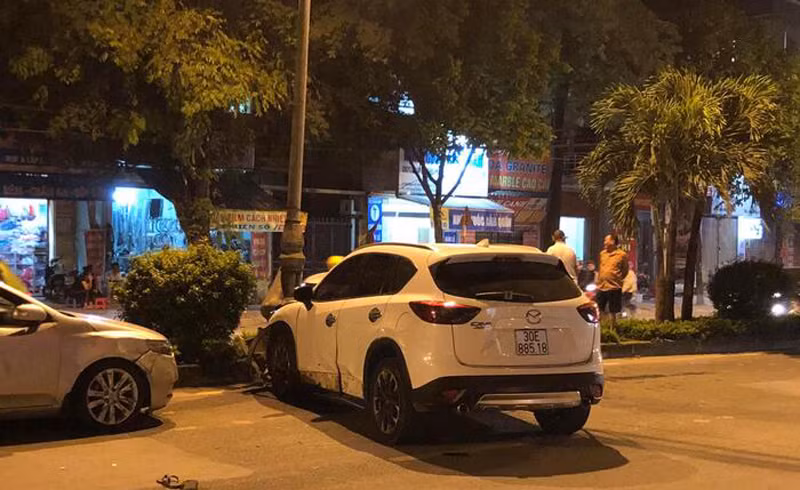 Chiếc xe chỉ dừng lại khi đâm vào cột điện vào không thể tiếp tục hoạt động Chiếc xe chỉ dừng lại khi đâm vào cột điện vào không thể tiếp tục hoạt động