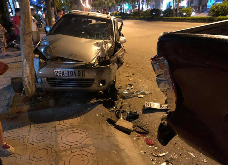 Sau cú va chạm đầu tiêu, tài xế điều khiển chiếc xe Mazda mang BKS: 30E-885.18 tiếp tục bỏ chạy, gây tai nạn