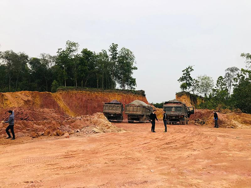 3/4 quả đồi Bùng Beng bị "xẻ thịt" từ nhiều ngày nay 3/4 quả đồi Bùng Beng bị "xẻ thịt" từ nhiều ngày nay