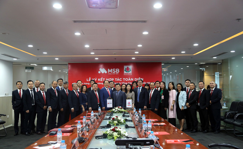 Hai bên chụp ảnh lưu niệm tại buổi Lễ ký kết