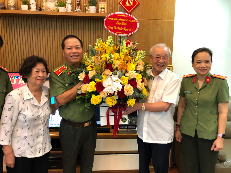 Thiếu tướng Đoàn Ngọc Hùng thăm, tặng hoa chúc mừng đồng chí Tạ Văn Thi- Nguyên Phó Giám đốc CATP Hà Nội Thiếu tướng Đoàn Ngọc Hùng thăm, tặng hoa chúc mừng đồng chí Tạ Văn Thi- Nguyên Phó Giám đốc CATP Hà Nội