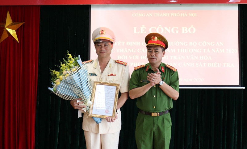 Đại tá Nguyễn Thanh Tùng - Phó Giám đốc CATP Hà Nội trao Quyết định thăng cấp bậc hàm của Bộ trưởng Bộ Công an và tặng hoa cho Thượng tá Trần Văn Hóa Đại tá Nguyễn Thanh Tùng - Phó Giám đốc CATP Hà Nội trao Quyết định thăng cấp bậc hàm của Bộ trưởng Bộ Công an và tặng hoa cho Thượng tá Trần Văn Hóa