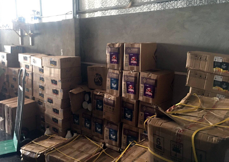 Tại thời điểm kiểm tra, lực lượng chức năng phát hiện khoảng 10 tấn nguyên liệu trà sữa không rõ nguồn gốc