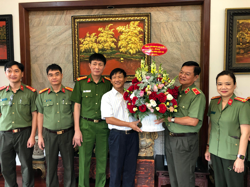 Thiếu tướng Đào Thanh Hải tặng hoa chúc mừng Thiếu tướng Trần Long Xuyên - nguyên Phó Giám đốc CATP Hà Nội Thiếu tướng Đào Thanh Hải tặng hoa chúc mừng Thiếu tướng Trần Long Xuyên - nguyên Phó Giám đốc CATP Hà Nội