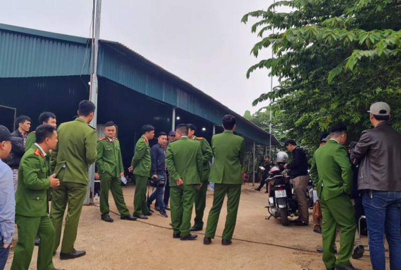 Lực lượng tham gia chuyên án tiến hành kiểm tra hiện trường Lực lượng tham gia chuyên án tiến hành kiểm tra hiện trường