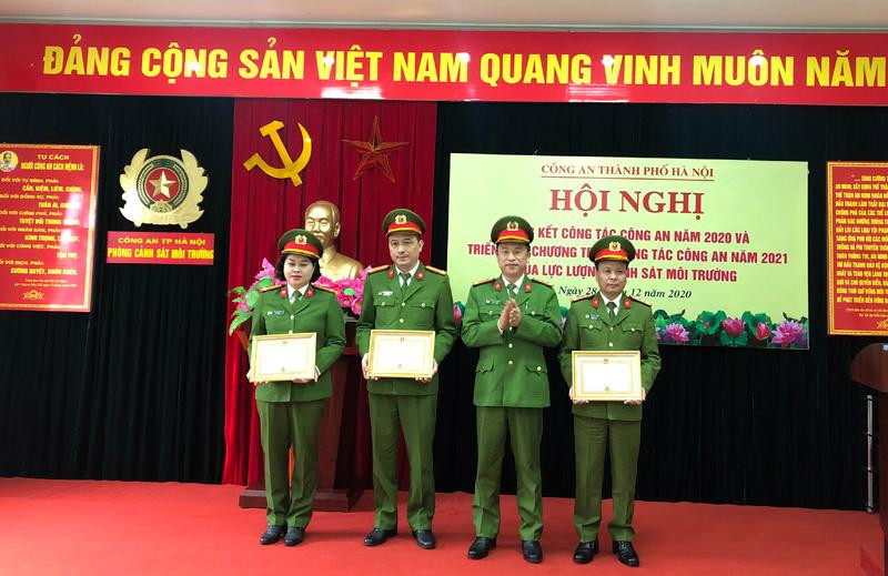 Đại tá, PGS - TS Dương Văn Minh, Trưởng Khoa Cảnh sát môi trường (Học viện CSND) trạo Giấy khen của Học viện CSND cho các cá nhân, tập thể có thành tích xuất sắc Đại tá, PGS - TS Dương Văn Minh, Trưởng Khoa Cảnh sát môi trường (Học viện CSND) trạo Giấy khen của Học viện CSND cho các cá nhân, tập thể có thành tích xuất sắc