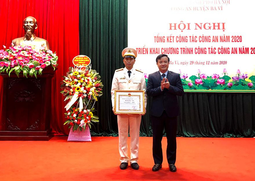 Ông Đỗ Mạnh Hưng, Phó Bí thư Huyện uỷ, Chủ tịch UBND huyện Ba Vì trao Bằng khen của Chủ tịch UBND TP Hà Nội cho cá nhân có thành tích xuất sắc trong công tác Công an năm 2020 Ông Đỗ Mạnh Hưng, Phó Bí thư Huyện uỷ, Chủ tịch UBND huyện Ba Vì trao Bằng khen của Chủ tịch UBND TP Hà Nội cho cá nhân có thành tích xuất sắc trong công tác Công an năm 2020