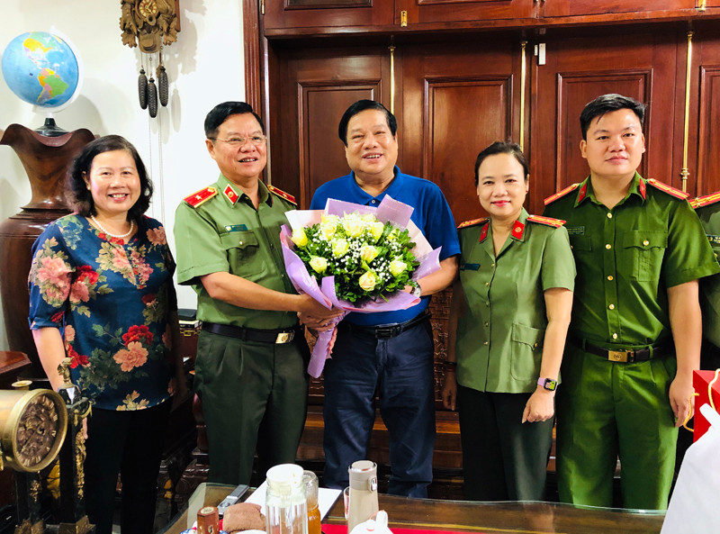Thiếu tướng Đào Thanh Hải tặng hoa chúc mừng Thiếu tướng Lưu Quang Hợi - nguyên Phó Giám đốc CATP Hà Nội Thiếu tướng Đào Thanh Hải tặng hoa chúc mừng Thiếu tướng Lưu Quang Hợi - nguyên Phó Giám đốc CATP Hà Nội