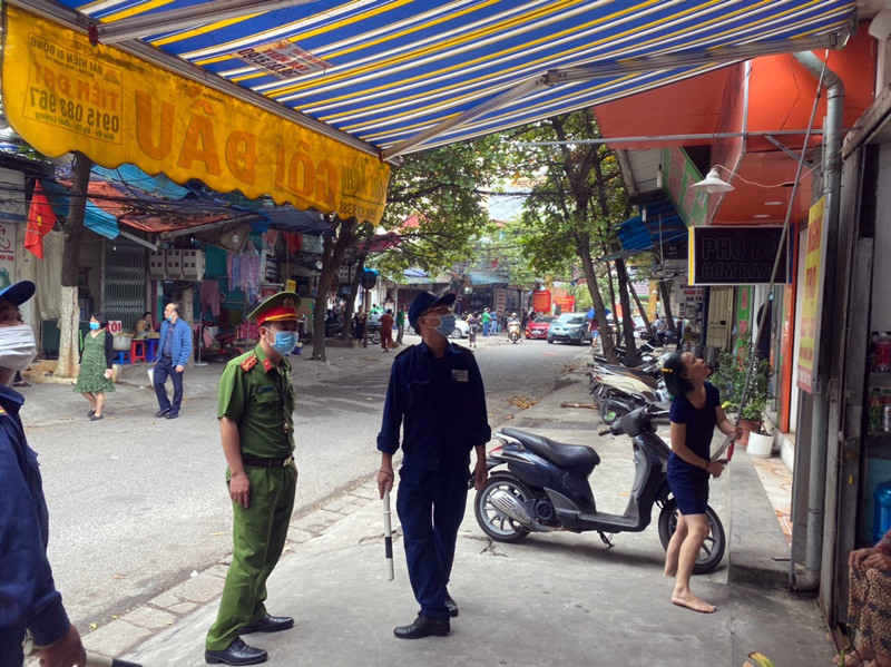 CAP Ngọc Khánh luôn căng mình tuần tra, nhắc nhở các hàng quán hai bên đường trước cổng bệnh viện chấp hành nghiêm quy định về TTATGT; TTĐT và VSMT