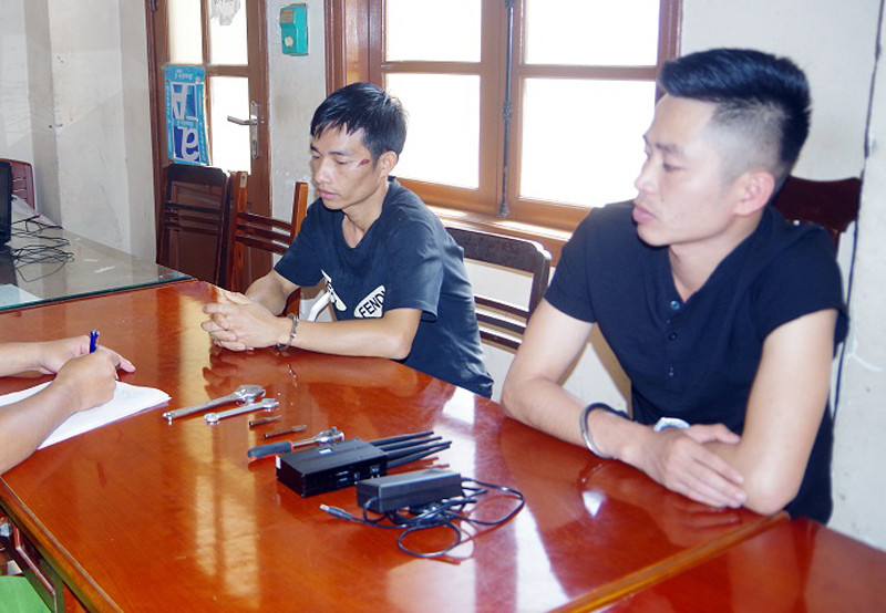 Đối tượng Quý và Trinh tại cơ quan Công an Đối tượng Quý và Trinh tại cơ quan Công an