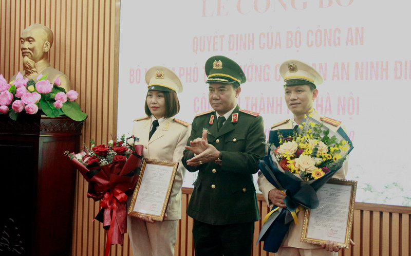 Thiếu tướng Nguyễn Anh Tuấn - Phó Giám đốc, Thủ trưởng Cơ quan An ninh điều tra CATP Hà Nội trao Quyết định của Bộ Công an, và tặng hoa chúc mừng các đồng chí Trần Văn Dũng và Nguyễn Thị Dung