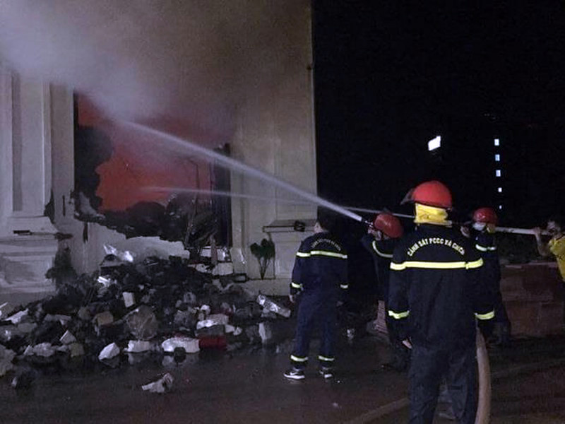 Lực lượng chức năng mất rất nhiều thời gian mới khống chế được vụ cháy, do quán bar này được thiết kế xây dựng khá kiên cố Lực lượng chức năng mất rất nhiều thời gian mới khống chế được vụ cháy, do quán bar này được thiết kế xây dựng khá kiên cố