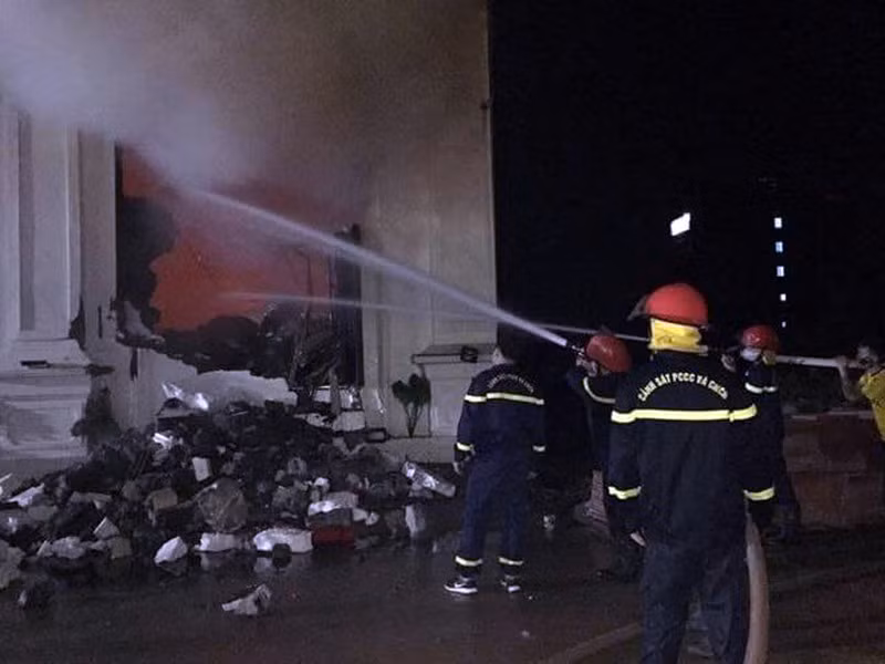 Lực lượng chức năng mất rất nhiều thời gian mới khống chế được vụ cháy, do quán bar này được thiết kế xây dựng khá kiên cố