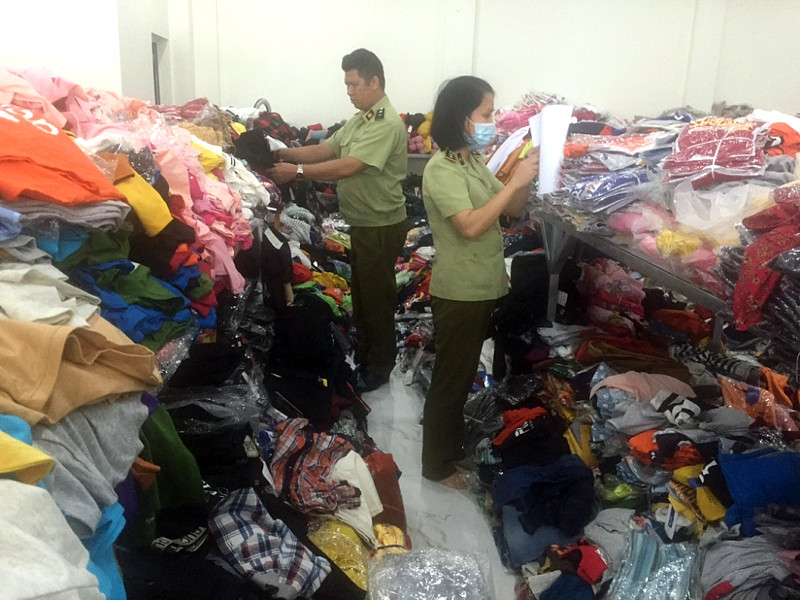 Lực lượng QLTT Quảng Ninh kiểm tra phát hiện kho hàng có nhiều sản phẩm giả thương hiệu Adidas và Louis vuitton