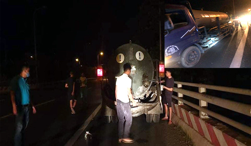 Chiếc xe bồn BKS: 29C - 049.69, mang lô gô của Công ty TNHH MTV VSMT Đống Đa được các đối tượng vận hành đổ trộm chất thải ngay trên cầu Đào Nguyên Chiếc xe bồn BKS: 29C - 049.69, mang lô gô của Công ty TNHH MTV VSMT Đống Đa được các đối tượng vận hành đổ trộm chất thải ngay trên cầu Đào Nguyên