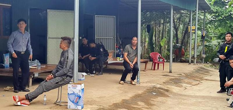 Lực lượng Công an canh giữ các đối tượng liên quan đến hoạt động 'bảo kê' cho việc khai thác cát trái phép Lực lượng Công an canh giữ các đối tượng liên quan đến hoạt động 'bảo kê' cho việc khai thác cát trái phép