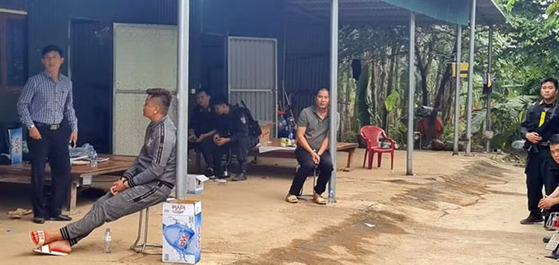 Lực lượng Công an canh giữ các đối tượng liên quan đến hoạt động 'bảo kê' cho việc khai thác cát trái phép