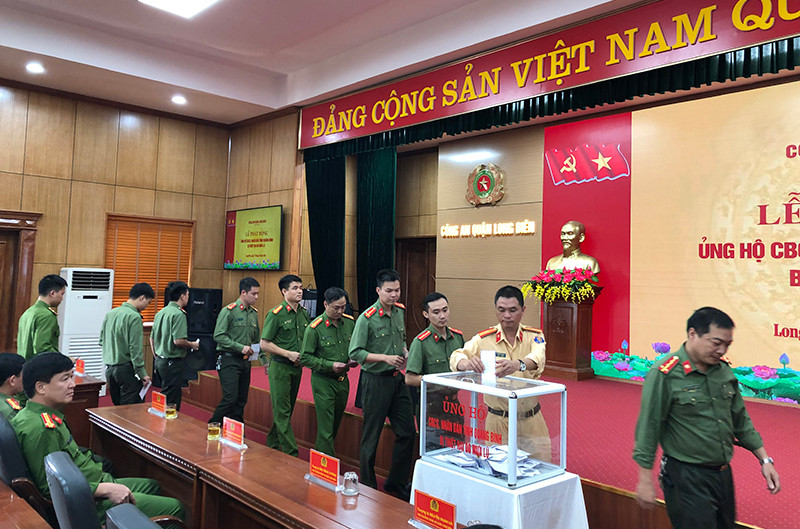 Ngoài việc thực hiện Kế hoạch của đồng chí GIám đốc CATP về việc tổ chức vận động, hỗ trợ đồng bào miền Trung khắc phục thiệt hại do mưa lũ gây ra, Công an quận Long Biên tiếp tục chia sẻ những đau thương mất mát với nhân dân và cán bộ, chiến sỹ tỉnh Quảng Bình bị thiệt hại do mưa lũ gây ra