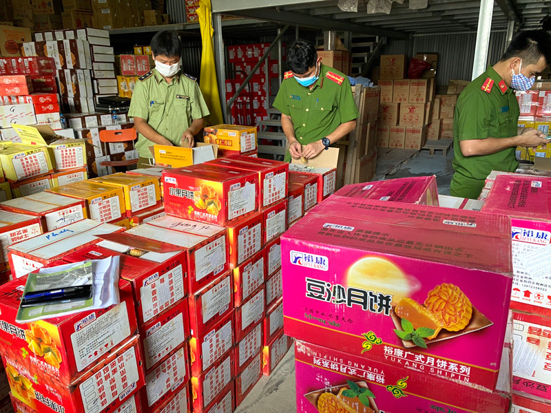Đội 3, Phòng Cảnh sát môi trường, CATP Hà Nội phối hợp Đội QLTT số 17 (Cục QLTT TP Hà Nội) tiến hành kiểm tra kho hàng của bà Giang, phát hiện hàng chục nghìn sản phẩm bánh Trung thu nhập lậu