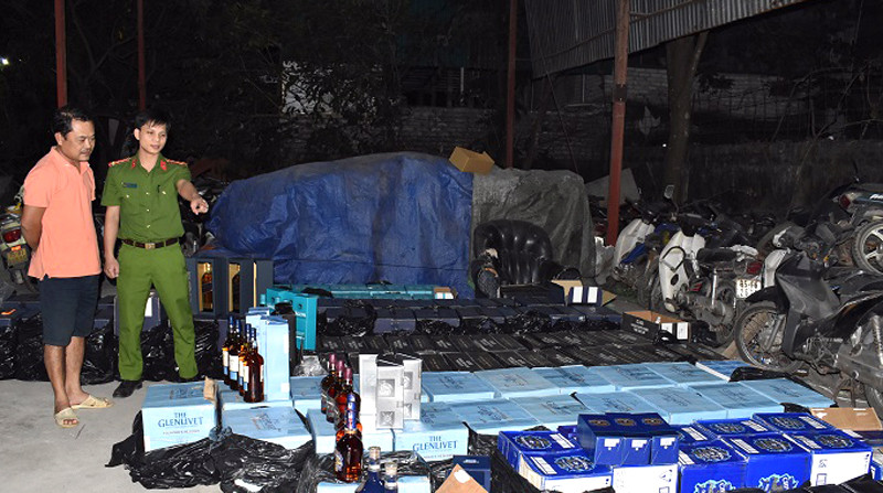 Hàng nghìn chai rượu giả được vận chuyển từ tỉnh Đồng Nai ra đến Ninh Bình thì bị phát hiện, thu giữ