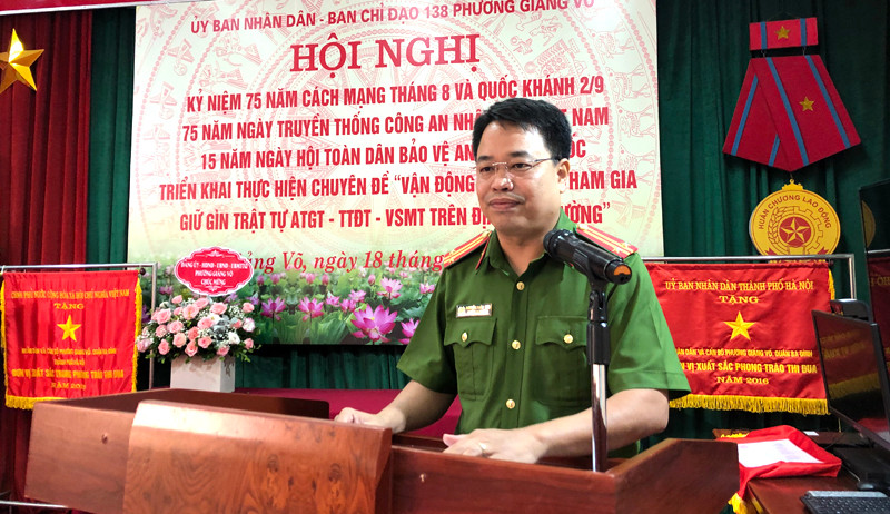 Trung tá Nguyễn Xuân Sơn - Trưởng CAP Giảng Võ phát biểu tại hội nghị Trung tá Nguyễn Xuân Sơn - Trưởng CAP Giảng Võ phát biểu tại hội nghị