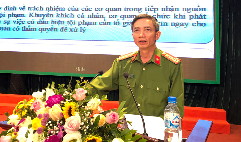 Báo cáo viên, Đại tá Vũ Quốc Thắng – Phó Chánh văn phòng Cơ quan CSĐT (Bộ Công an) trình bày một số nội dung quan trọng của Thông tư số 28 của Bộ Công an Báo cáo viên, Đại tá Vũ Quốc Thắng – Phó Chánh văn phòng Cơ quan CSĐT (Bộ Công an) trình bày một số nội dung quan trọng của Thông tư số 28 của Bộ Công an